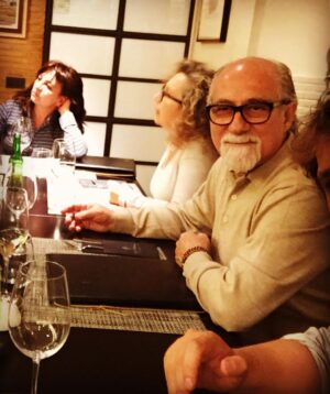 Sergio Peris-Mencheta Instagram - Siempre que nos veíamos había mucha gente. Cumpleaños, estrenos, cenas, despedidas, bienvenidas… siempre rodeados de gente. Y siempre encontrábamos 1 momento de complicidad, de soledad “de a dos” en el bullicio. 
Y nos poníamos al día sobre sus vinos, mis hijos, sus caballos, su Cosmo, mis pelis, su Xabi, mi LosAngeles, y por supuesto, nuestro Barco Pirata. 
Javier y Estíbaliz siempre fueron piratas. Siempre remaron. Fueron IMPRESCINDIBLES en la creación de la productora, y por supuesto, en mi desarrollo como director de teatro. 
Y Javier… joder… 
…
Javier era médico las 24h del día. La suya era una preocupación congénita por el otro. Cualquier achaque, herida, enfermedad, embarazo… que llegaba a sus oídos se convertía en una especie de misión vital. Te llamaba, te invitaba a casa, se venía a la tuya… 
Y además de impregnarte de serenidad siempre te agasajaba con bebida, comida, y sobre todo mucha escucha. Y siempre había comida y bebida de por medio. 
Mucha y muy rica.
La última vez que estuve con Javier fue a solas sin gente alrededor. Fue en mayo de 2021. Yo estaba solo en Madrid hecho unos zorros encerrado en casa, con un COVID que me tuvo 3 semanas fuera de juego. Javier en cuanto se enteró se plantó en mi salón con una bolsa llena de medicamentos y, por supuesto, de comida. Mucha. Y como siempre, muy rica. Yo llevaba semana y pico sin comer nada sólido, pero él apareció con una especie de cesta de Navidad cuya sola visión me devolvió las ganas de vivir. 
Estuvo conmigo 3horas. No probamos bocado (yo aún no era capaz). Pero nos dimos un homenaje de charla maravilloso. De lo humano y lo divino. De mi padre, de sus hermanos, de mis proyectos, de sus caballos, de su Xabi, de mi Río y mi Olmo, de su Estíbaliz, su Merche y su Pedro, de mi Marta, de su Boss, de mi Nuria, de mi LosAngeles… de su ángel Leona…. y de nuestro Barco Pirata 🏴‍☠️ 
No comimos ni bebimos. 
Sólo hablamos. 
Mucho. Y muy rico. 
Por caprichos estúpidos de la vida nunca más volvimos a vernos, ni a hablar. 
Cuando reviso los últimos whatsapps con él, me encuentro lugares comunes, emoticonos insulsos, llamadas perdidas…
Quiero creer que aquella tarde, en mi casa, ya nos lo habíamos contado todo.