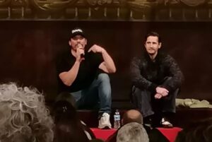 Sergio Peris-Mencheta Instagram - Despedirme de mi añorado Madrid después de una semana de lo más intensa, llena de #Traitors, de teatro, de entrevistas, de #Ladies, despidiéndonos de #UnaNocheSinLuna, haciéndome una ITV en @cuerpomentecentrosol , haciendo un casting como actor de esos que pocas veces se pueden hacer (con tiempo y cariño), trabajando ya en #Cielos con reparto y equipo técnico, comiendo rico en @casatataguyo , disfrutando de mis queridas @nuriacruzmoreno y @mariadiazteatro , pergeñando futuribles con @luiszahera y @javiergutierrezoficial , reencontrándome con mi hermanito @jaenada_ , abrazando a la Mamushka y al Yonyon,… y finalmente, la penúltima ha podido ser una velada de #SecretHitler en casa de mi querido @miguelamunoz 
Mañana? Mañana vuelo de vuelta a casa, no sin antes abrazar a la china @silviaabascal , ya en el tiempo de descuento en el aeropuerto… 
See u in a while, Madrid.
Te llevo dentro.
🫶