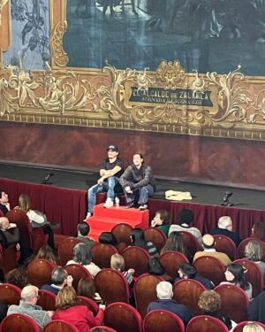 Sergio Peris-Mencheta Instagram - Ayer nos despedimos de UNA NOCHE SIN LUNA en un @tcalderon.valladolid con 900 personas que lo llenaron de silencios, risas, algún sollozo y muchos aplausos. Nos apeteció compartir sentires, anécdotas y recuerdos de todo el proceso creativo un rato con el público en un encuentro de algo más de una hora, que nos sirvió para cerrar una Bella etapa.
Gracias a Producciones Cristina Rota @sala_mirador , Concha Busto, @barcopirataorg, a todo el equipo técnico y artístico, gracias @nurlevirota por estar siempre para lo que sea, y gracias @juandiegobotto por la confianza y el regalo. Gracias a Federico. Y gracias al público que ha abarrotado todas las plazas a las que hemos viajado.
Nos vemos en el teatro.
Hoy: destino AVILÉS para disfrutar de mis queridas LADIES.