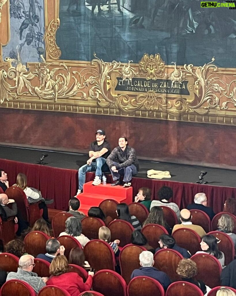 Sergio Peris-Mencheta Instagram - Ayer nos despedimos de UNA NOCHE SIN LUNA en un @tcalderon.valladolid con 900 personas que lo llenaron de silencios, risas, algún sollozo y muchos aplausos. Nos apeteció compartir sentires, anécdotas y recuerdos de todo el proceso creativo un rato con el público en un encuentro de algo más de una hora, que nos sirvió para cerrar una Bella etapa. Gracias a Producciones Cristina Rota @sala_mirador , Concha Busto, @barcopirataorg, a todo el equipo técnico y artístico, gracias @nurlevirota por estar siempre para lo que sea, y gracias @juandiegobotto por la confianza y el regalo. Gracias a Federico. Y gracias al público que ha abarrotado todas las plazas a las que hemos viajado. Nos vemos en el teatro. Hoy: destino AVILÉS para disfrutar de mis queridas LADIES. Estación de Valladolid-Campo Grande