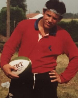 Sergio Peris-Mencheta Instagram - I’ve always gotten the good things in life, and I’ve always felt guilty of it, to be honest. It’s a really annoying feeling of not-deserving, that has been with me since my first call up to the Spanish Rugby National Team, somewhere around 1991, and has never left me. 
I’ve worked on TV all over the world. Most times playing lead, heroic, larger than life characters. So many times, I’ve galloped yelling “Ahhhhh!!!!”, wielding a sword and dressed as a warrior, exactly how I dreamed I would as a child. 
I’ve worked on film in different languages, opposite people that until then, for me, only existed in a BETAMAX tape that I would rent from “Acuario”, my neighborhood’s video club. 
I’ve won, and hosted, competitions, and I’ve worked with the most brilliant theater minds, playing fascinating characters. I’ve directed, I’ve created, I’ve told stories I needed to tell while on board of my “Barco Pirata”. 
I’ve played a lot, and although I’ve lost, I win more in general, with the right amount of luck always by mi side, along with that guilty feeling. 
And if professionally I’ve done well, in my personal realm, life has always rewarded me with only the best company.
Starting with our Marta, Rio, Olmo, Senda (our dog) and me team. The adventures, life changes, trips, projects in common. WHAT A TEAM…19 and a half years later, I’m still madly in love with Marta, that every day makes me feel wanted and loved. 
And my friends, teachers, my Mamuska and Yonyon…
…
All this, just to say that this time, the dice didn’t roll my way. I’m knee deep in chemotherapy treatment and waiting for a later bone marrow transplant. I got dealt a different hand this time.
I’m in a place where only those that have been there know about. I feel vulnerable, terrified and small like never before, and for the last few months, taking stock of each step i take in this earth. I am aware that I don’t control this hand. I know life takes the reins, and there’s a part there where all I can do is trust and go with the flow. 
But my pockets are full of dice, that I rub over and over. I’ve always been a sixes kind of man and not about to stop now.
(Traducción en español en comentarios)