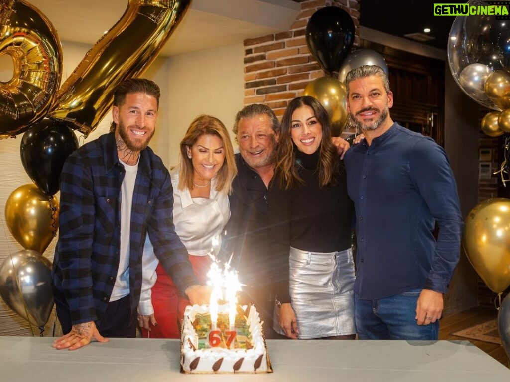 Sergio Ramos Instagram - Pocas cosas me llenan de más orgullo que ser “el hijo de la Paqui”. Porque, mamá, a tu familia nos llena de orgullo tu amor, tu bondad, tu alegría y todas esas cualidades que nos han ayudado a ser mejores cada día de nuestras vidas. Tienes duende y nosotros somos afortunados de disfrutarlo a tu lado. Te queremos, vieja. ¡Feliz cumpleaños! ♥️ Happy birthday, mom! 😘♥️