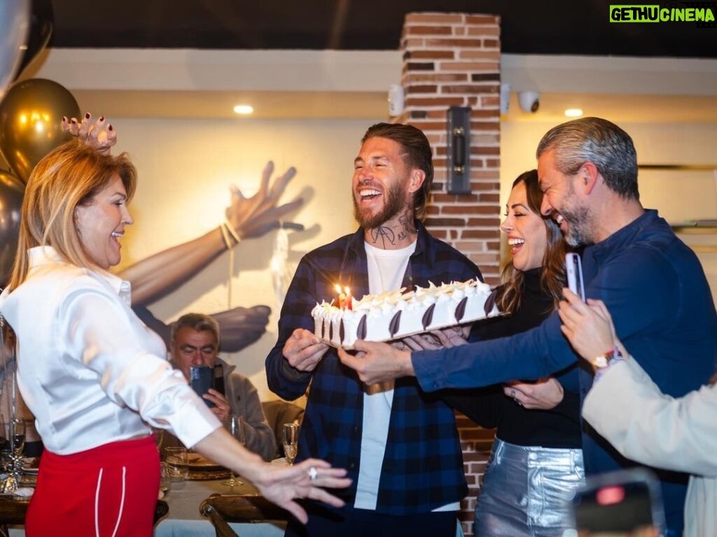 Sergio Ramos Instagram - Pocas cosas me llenan de más orgullo que ser “el hijo de la Paqui”. Porque, mamá, a tu familia nos llena de orgullo tu amor, tu bondad, tu alegría y todas esas cualidades que nos han ayudado a ser mejores cada día de nuestras vidas. Tienes duende y nosotros somos afortunados de disfrutarlo a tu lado. Te queremos, vieja. ¡Feliz cumpleaños! ♥️ Happy birthday, mom! 😘♥️