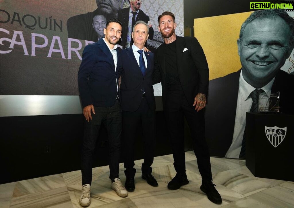 Sergio Ramos Instagram - Hoy ha recibido el reconocimiento que se merece uno de los grandes entrenadores de nuestro fútbol, mi padre deportivo, aquel que a mí y a otros muchos nos dio lo más valioso que hay en la vida: una oportunidad. @joaquincaparroscamino, enhorabuena por el “Banquillo de oro”, pero, sobre todo, enhorabuena por haber sabido ser un gran profesional, una persona íntegra y recta, y un maestro para todos aquellos que hemos tenido la suerte de aprender de tu sabiduría y experiencia. Te queremos por lo que eres y por cómo eres. Enhorabuena, mister.