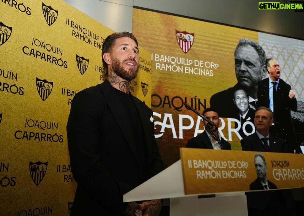 Sergio Ramos Instagram - Hoy ha recibido el reconocimiento que se merece uno de los grandes entrenadores de nuestro fútbol, mi padre deportivo, aquel que a mí y a otros muchos nos dio lo más valioso que hay en la vida: una oportunidad. @joaquincaparroscamino, enhorabuena por el “Banquillo de oro”, pero, sobre todo, enhorabuena por haber sabido ser un gran profesional, una persona íntegra y recta, y un maestro para todos aquellos que hemos tenido la suerte de aprender de tu sabiduría y experiencia. Te queremos por lo que eres y por cómo eres. Enhorabuena, mister.