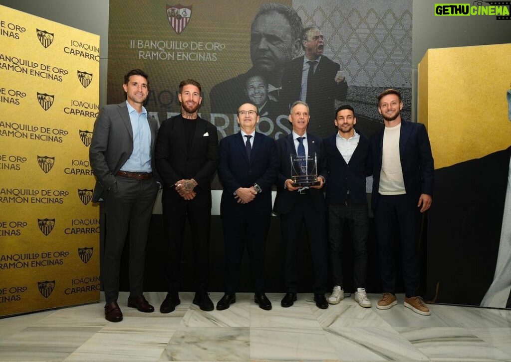 Sergio Ramos Instagram - Hoy ha recibido el reconocimiento que se merece uno de los grandes entrenadores de nuestro fútbol, mi padre deportivo, aquel que a mí y a otros muchos nos dio lo más valioso que hay en la vida: una oportunidad. @joaquincaparroscamino, enhorabuena por el “Banquillo de oro”, pero, sobre todo, enhorabuena por haber sabido ser un gran profesional, una persona íntegra y recta, y un maestro para todos aquellos que hemos tenido la suerte de aprender de tu sabiduría y experiencia. Te queremos por lo que eres y por cómo eres. Enhorabuena, mister.