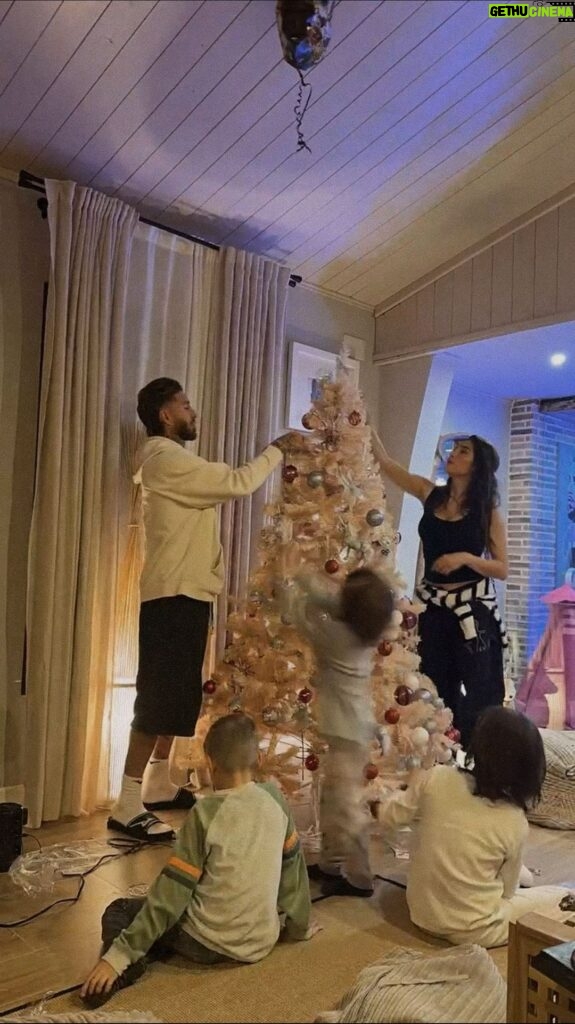 Sergio Ramos Instagram - No hay Navidad sin árbol. 🎄 Una tradición que disfrutamos por igual los grandes y los pequeños. 😍 @sergioramos @pilarrubio #SergioJr #Marco #Alejandro #MáximoAdriano #ItsBeginningToLookALotLikeChristmas ❤️