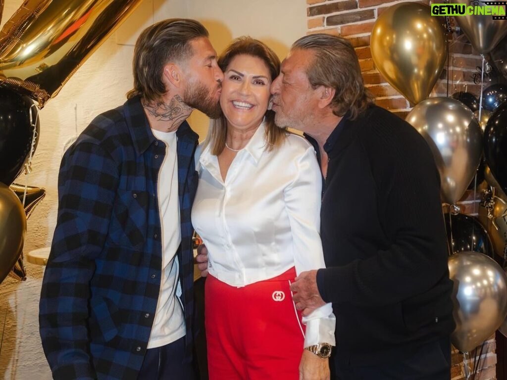 Sergio Ramos Instagram - Pocas cosas me llenan de más orgullo que ser “el hijo de la Paqui”. Porque, mamá, a tu familia nos llena de orgullo tu amor, tu bondad, tu alegría y todas esas cualidades que nos han ayudado a ser mejores cada día de nuestras vidas. Tienes duende y nosotros somos afortunados de disfrutarlo a tu lado. Te queremos, vieja. ¡Feliz cumpleaños! ♥️ Happy birthday, mom! 😘♥️