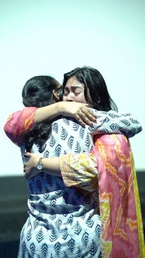 Shaalin Zoya Instagram - I will never ever ever forget this day in my life! This was the very first special show and this was the very first response. I will never forget you mam, The way you stood up and and said “I want to hug you’!” and the way you cried. Alhamdullillah I’m grateful❤️ this is for you Nadhi. Thank you director sir @yashwanth.kishore ✨ for believing in me, fighting for me and for everything! 

Thank you so much @iamlokeshwaran for capturing this moment❤️❤️❤️ @parasriazahmed1 ❤️❤️❤️