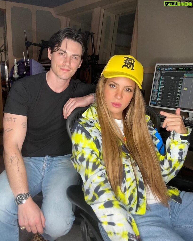 Shakira Instagram - In London working with @iamdavidstewart on what might be my next single London, United Kingdom