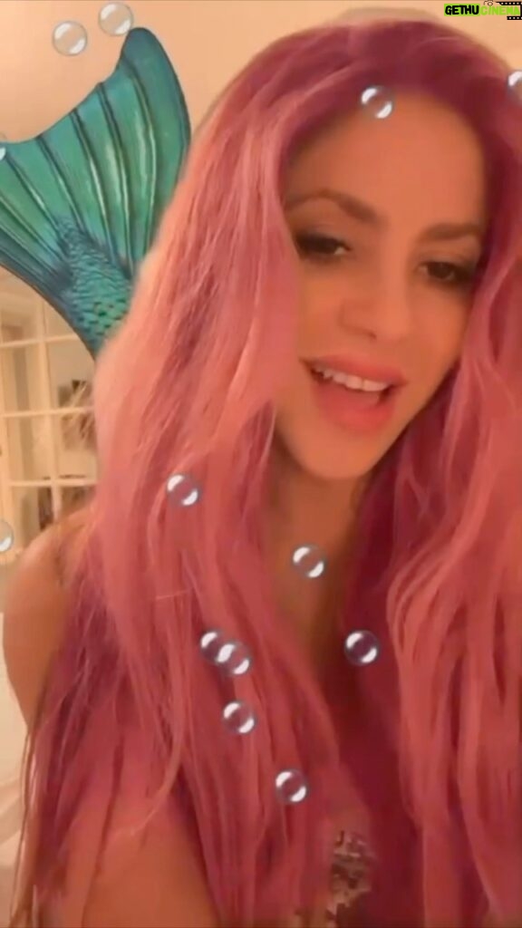 Shakira Instagram - Probando el nuevo filtro de #CopaVacia Quiero ver sus vídeos 😍🧜‍♀️ have fun with it! Trying out my new mermaid filter for #CopaVacia! 🧜‍♀️