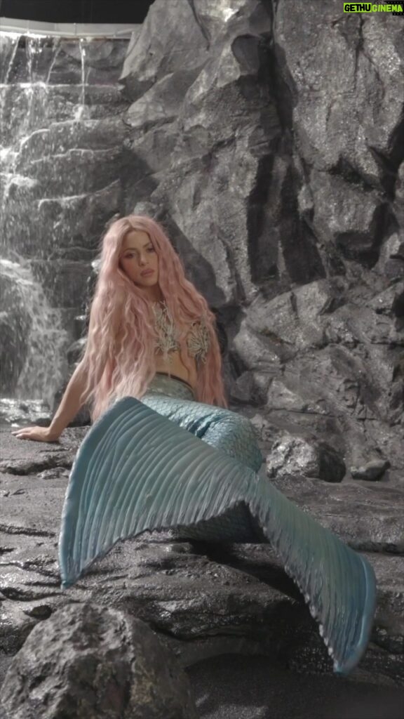 Shakira Instagram - Behind the scenes of the #CopaVacía music video with @shakira and @manuelturizo 🧜‍♀️