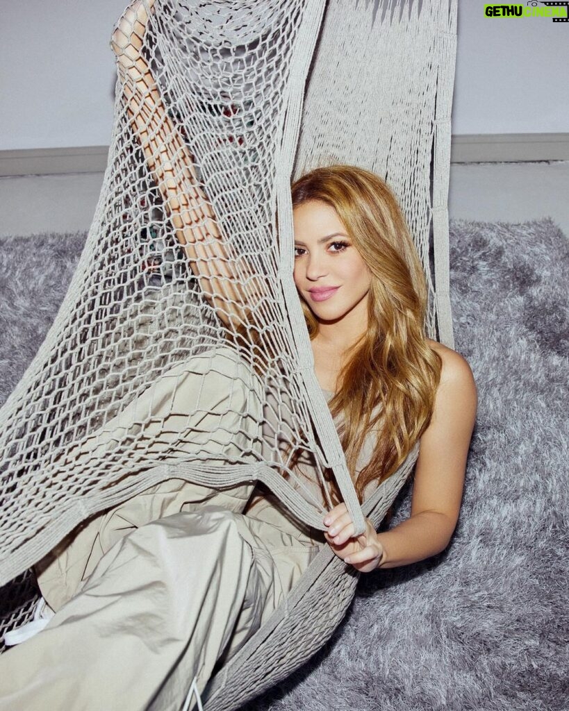 Shakira Instagram - Menos mal hay hamaca en este estudio y visitas muy gratas 😍!