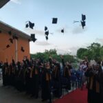 Shakira Instagram - Felicidades los graduados de nuestras escuelas en Quibdo y Cartagena. Desde nuestra fundación @fpiesdescalzos agradecemos a los maestros y alumnos por su compromiso y por darnos esta gran alegria!