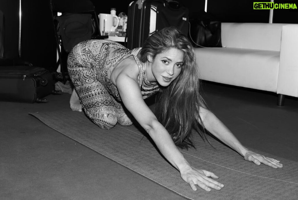 Shakira Instagram - And that’s how we stretch for the @latingrammys Tune in this Thursday Nov 16! ⏰ 8pm ET on Univision 7pm Mexico 8:30pm Colombia 10:30pm Argentina on TNT and HBO Max. 10:30pm Spain on RTVE Seville, Spain