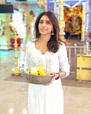 Shalini Balasundaram Instagram - Vinveli Devathai is al yours from today. Enjoy the emotional rollercoaster ride. Lots of love #shalinibalasundaram #vinvelidevathai #storyfilms