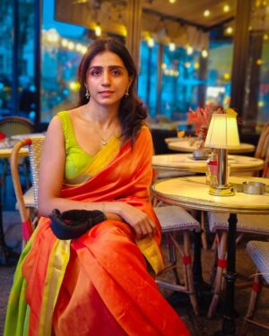 Shalini Balasundaram Instagram - Six yards of pure happiness in Paris with my love @sathish_natarajan perfect Parisian breakfast with mama #shalinibalasundaram #paris #travelgram #saree #couplesgoals