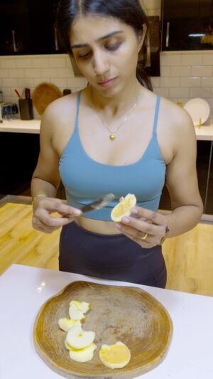 Shalini Balasundaram Instagram - My pre workout meal. Any guesses? Comment below 👇 #shalinibalasundaram #spreadlove