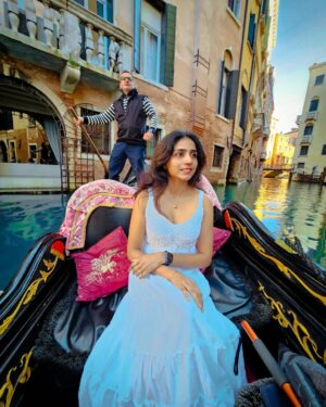 Shalini Balasundaram Instagram - It’s not just the place and environment only. It’s about who you’re traveling with says a lot. My best travel partner forever. Comment who would you guys travel with? #shalinibalasundaram #travelgram #venice #couplesgoals