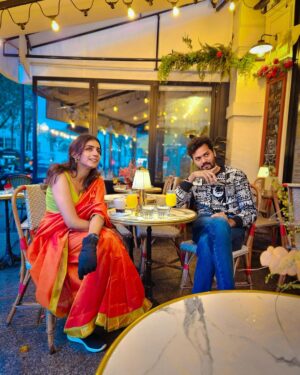 Shalini Balasundaram Instagram - Six yards of pure happiness in Paris with my love @sathish_natarajan perfect Parisian breakfast with mama #shalinibalasundaram #paris #travelgram #saree #couplesgoals