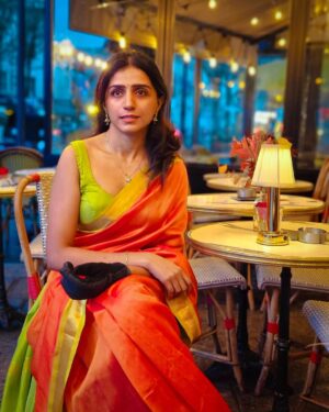 Shalini Balasundaram Instagram - Six yards of pure happiness in Paris with my love @sathish_natarajan perfect Parisian breakfast with mama #shalinibalasundaram #paris #travelgram #saree #couplesgoals