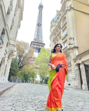 Shalini Balasundaram Instagram - This is an incredible birthday. Thank you @sathish_natarajan mama for this beautiful gift. Love you 🥰 so much. #shalinibalasundaram #couplegoals #birthday #paris #travelgram #eiffeltower