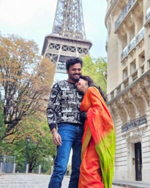 Shalini Balasundaram Instagram - This is an incredible birthday. Thank you @sathish_natarajan mama for this beautiful gift. Love you 🥰 so much. #shalinibalasundaram #couplegoals #birthday #paris #travelgram #eiffeltower