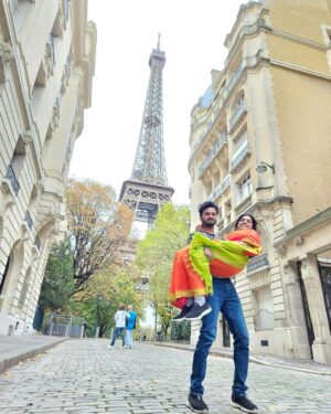Shalini Balasundaram Instagram - This is an incredible birthday. Thank you @sathish_natarajan mama for this beautiful gift. Love you 🥰 so much. #shalinibalasundaram #couplegoals #birthday #paris #travelgram #eiffeltower