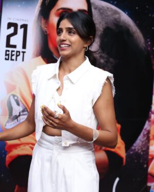 Shalini Balasundaram Instagram - So much of love for Vinveli Devathai movie. Lots of love from us to you too guys.. #shalinibalasundaram #vinvelidevathai #storyfilms