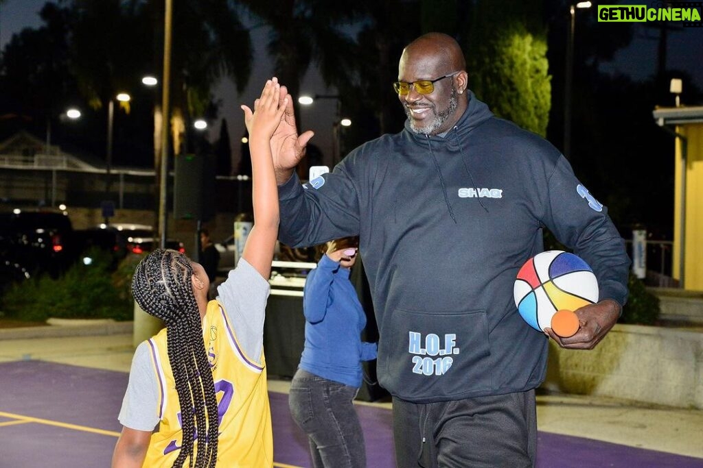Shaquille O'Neal Instagram - The fifth Comebaq Court launch with @icyhot was a SLAM DUNK 🧊 🔥 We’re proud to announce that our newest court is now open at the Challengers Boys & Girls Club of Metro Los Angeles! @shaqfoundation @bgcmla @lakerscommunity #IcyHotPartner #ComebaqCourt