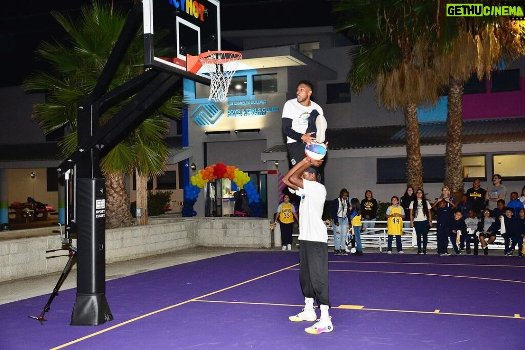 Shaquille O'Neal Instagram - The fifth Comebaq Court launch with @icyhot was a SLAM DUNK 🧊 🔥 We’re proud to announce that our newest court is now open at the Challengers Boys & Girls Club of Metro Los Angeles! @shaqfoundation @bgcmla @lakerscommunity #IcyHotPartner #ComebaqCourt