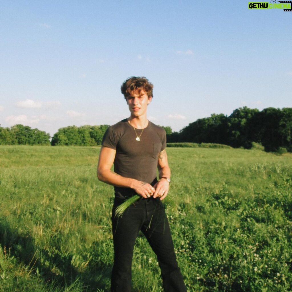 Shawn Mendes Instagram - Farm girl