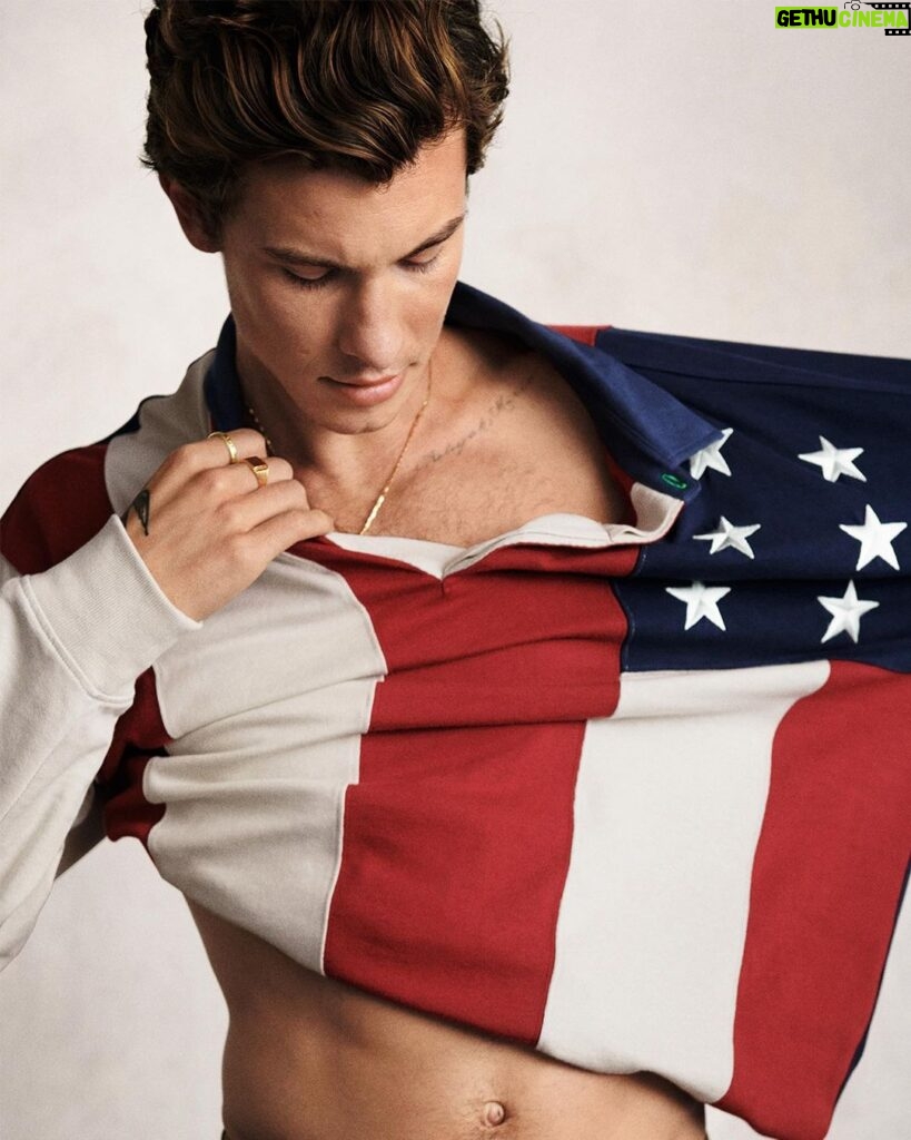 Shawn Mendes Instagram - @thomasjhilfiger first of all thank you for the opportunity to co create with you and your incredible team Thank you for always pushing boundaries and new standards for sustainable clothing And thank you for inviting my FAMILY to be a part of this campaign with me. It means the world. I’m very proud of this collection ✨ let’s go #TommyHilfger ❤🤍💙🌈