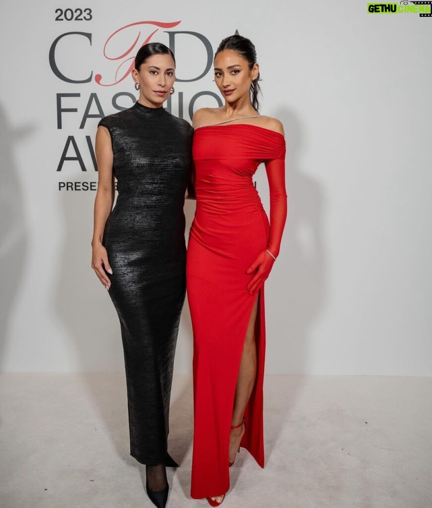 Shay Mitchell Instagram - Thank you @ochsmichelle for the fun date to @cfda and congratulations to all the incredible designers and their teams 💃🏻
