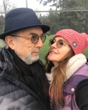 Sheila Kelley Instagram - This pic was taken two years ago two days after @therichardschiff got out of the hospital. #covidsucks #fbf to maybe one of the most grateful moments of my life. 

Epic love can happen. It’s not always easy. It’s constantly evolving, and it takes perseverance - but when you make it happen there is no greater depth of love 💕

How do you open yourself up to #epiclove? How do you move your body through the world to open up to the possibility? We will be exploring this in our upcoming #SFactor Retreat, #SGathering: the Pleasure Hunt. Come join me if you dare! The link is in my bio.

#femininemovement #sfactor #embodiedmovement