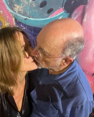 Sheila Kelley Instagram - Kissing 😘 fools! 💕

He’s the best gift this - and every - season. It’s a love we work for, we earn, and we also let breathe and live on its own. Not every gift is simply pure bliss—the best gifts in life are multi-faceted and worth working for. I hope your gifts this season are beautiful, meaningful, and worth every moment🎁❤️