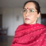 Shibani Bedi Instagram - Baat suno, jald baazi karne ka koi fayda nahi hai okay! @aislenetwork pe slow dating karo, acche se unhe samjho aur phir dekho kahani kahan jaati hai!   Love doesn’t have to hurt, hai na? #aisle #slowdating #desimom #mom #shibanibedi #desi #shaadi #shaadiseason #dating #reel #reelsinstagram