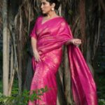 Shibani Bedi Instagram - Tum mein se kaun mummy ki sarees DIY karta hai, jaldi se batao 😁♥️ . . Saree by @drapes_n_divas Jewellery by @cacklewithlove Shot by @sktphotos Videography by @julyweek.2.0 Styled by @niharikatanejaa Hairstyle by @hairstylesbydolly . . . #vintage #sarees #drapes #indian #indianwear #mom #diy #oldschool #photoshoot #shibanibedi