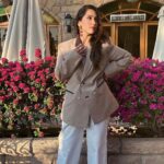 Shibani Bedi Instagram - Koi caption dimaag mein nahi aa raha, but yeh photos dekh ke saaf hawa aur dhalta suraj yaad aaya toh post karne ka mann kiya aaj 🌼 . . . Shot by @aishanikhanna Styled by - @sethmuskaan Team - @bhavnaaaaa.r @styled.bygee_ Blazer - @nm_design_studio Pants - @tara_and_i Jewellery - @elysianoworld