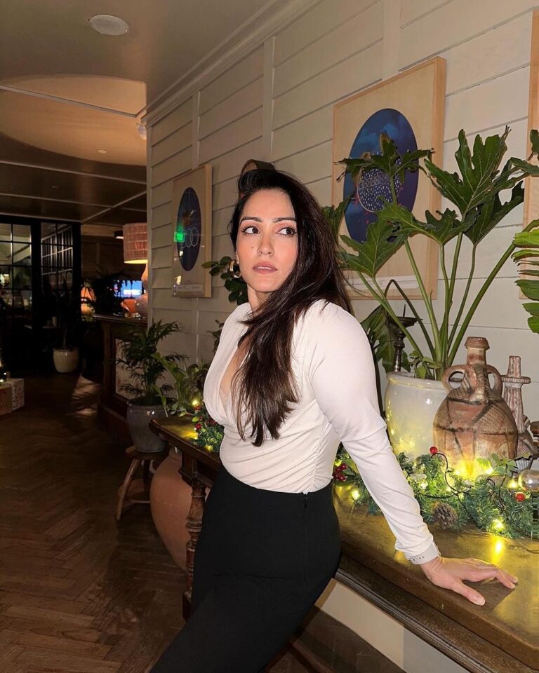 Shibani Bedi Instagram - Attended the @cocacola_india Christmas parrrty dressed like a basic ornament Thank you for having me @cosmoindia @fetch_india . . #christmas #xmas #cocacola #shibanibedi Soho House