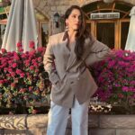 Shibani Bedi Instagram - Koi caption dimaag mein nahi aa raha, but yeh photos dekh ke saaf hawa aur dhalta suraj yaad aaya toh post karne ka mann kiya aaj 🌼 . . . Shot by @aishanikhanna Styled by - @sethmuskaan Team - @bhavnaaaaa.r @styled.bygee_ Blazer - @nm_design_studio Pants - @tara_and_i Jewellery - @elysianoworld