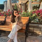 Shibani Bedi Instagram - Koi caption dimaag mein nahi aa raha, but yeh photos dekh ke saaf hawa aur dhalta suraj yaad aaya toh post karne ka mann kiya aaj 🌼 . . . Shot by @aishanikhanna Styled by - @sethmuskaan Team - @bhavnaaaaa.r @styled.bygee_ Blazer - @nm_design_studio Pants - @tara_and_i Jewellery - @elysianoworld