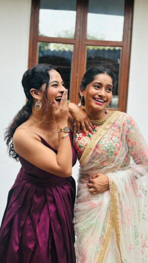 Shilpa Thakre Instagram - हे बघा offscreen आसं असतं आमचं 🤩
स्वानंदी Vs संचिता ची जुगलबंदी ❤️

VC : Thank You @im_manojkumar143 🤩

#shilpathakre #expressionqueen #sakshigandhi #navijanmenme #sunmarathi #njm #marathimulgi #insta #trendingreels #trend #trendingnow #instagood #instamood #instadaily #instagram #réel #reelsvideo #reeitfeelit❤️ #reelsvideo #saksheegandhi❤️