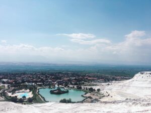 Shirley Lamy Instagram - Une des sept merveilles du monde 🌎 #pamukale #templedarthemis #turquie #izmir #holidays #greatview #pamukkale