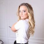 Shirley Lamy Instagram - "Tu ne sais plus vivre ta vie dans la vraie vie .."