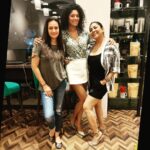 Shraddha Musale Instagram - We met through CID. I was new, naive in the industry, and these two were feisty, spirited, experienced, pro...kehte hain naa manjhe hue khiladi. I used to keep observing them, learnt a lot😃 Some left the show, some stayed longer...but the bond, the friendship stays forever. It's so exciting to meet you everytime @mannahsoulfry @jaswirkaur And Jassi your daughter is a real sweetheart 😘 #friendshipsonset #cidgirls #copsanddoctors #shootlife