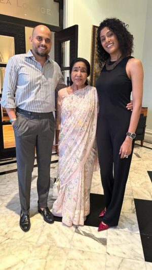 Shraddha Musale Instagram - Unbelievable anniversary surprise! 🎁 Listening to Asha ji  and Bappi Da's songs the past few days, and here I am, spending time with the legendary @asha.bhosle herself & her fam.
Beyond grateful for the best gift ever! 🌟 Her talent is incomparable; when I ask her about her life's attitude - 'Hamesha Kali Raho, Phool Mat Bano.' ❤️💐 #AnniversaryJoy #AshaBhosleMagic"
@detospeaks