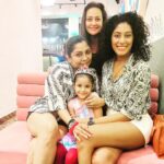 Shraddha Musale Instagram - We met through CID. I was new, naive in the industry, and these two were feisty, spirited, experienced, pro...kehte hain naa manjhe hue khiladi. I used to keep observing them, learnt a lot😃 Some left the show, some stayed longer...but the bond, the friendship stays forever. It's so exciting to meet you everytime @mannahsoulfry @jaswirkaur And Jassi your daughter is a real sweetheart 😘 #friendshipsonset #cidgirls #copsanddoctors #shootlife
