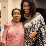 Shraddha Musale Instagram - The best conversations I have with them, all the sisters are, "Life jeene kaa sahi attitude kaisa hona chahiye" And they have achieved mastery over it. Music ke baare main kuch naa hee bolu toh better hai 🥳 @asha.bhosle bigger than an inspiration ❤️ Prabhu Kunj