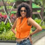 Shraddha Musale Instagram - Orange and pink, can come across as loud but when done in right proportion, becomes uber stylish Hair and makeup by me. Styling by inhouse stylist: @detospeaks #weekendvibes #sunnyday #ootd #orangeandpink #curlscurlscurls #curls